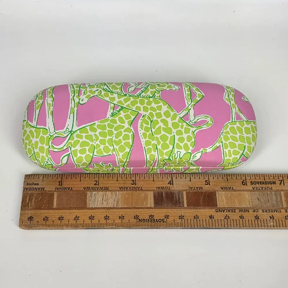 LILLY PULITZER GIRAFFE PRINT CLAMSHELL HARD SHELL EYEGLASS CASE – PINK/GREEN
